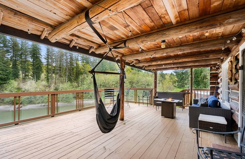 Castle Rock Cabine | Cozy Washington Log Cabin: Riverside Retreat