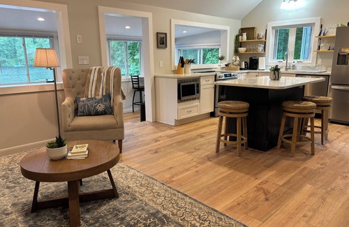 Loudon Maison | Cozy water front cottage in charming Concord NH area.