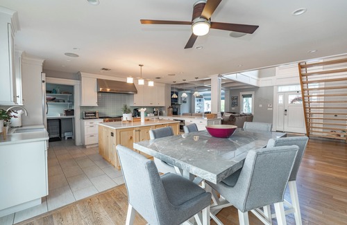Seaford Maison | Cozy Waterfront ~ 2 fireplaces & hot cocoa!