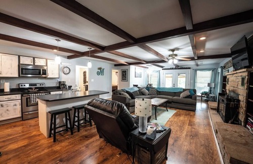 Doniphan Maison | Cozy Waterfront Getaway ~ Private Dock ~ Doniphan