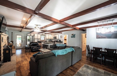 Doniphan Maison | Cozy Waterfront Getaway ~ Private Dock ~ Doniphan