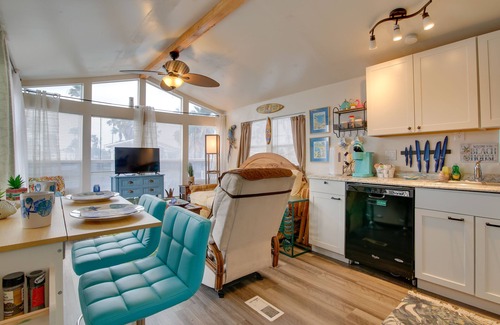 Port Isabel Cottage | Cozy Waterfront Port Isabel Cottage w/Deck!