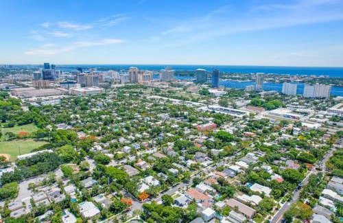 Flamingo Parks Maison | Cozy West Palm Beach Home l 10min to Municipal Beach and more!
