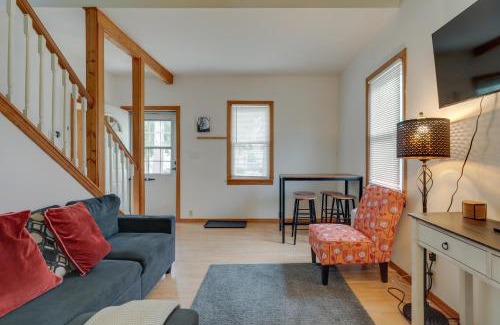 Westmont Maison | Cozy Westmont Home Walk to Metra Station!