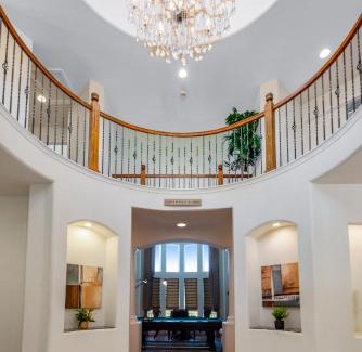 Aurora Maison | Cozy Winter Escape Scenic View, Luxury, Pool Tabl