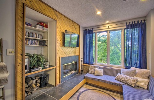 Nellysford Maison | Cozy Wintergreen Home with Balcony and Fireplace!