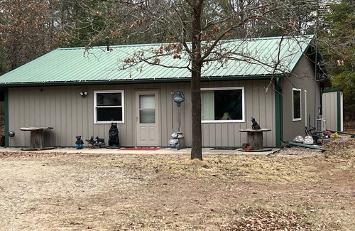 Fremont Cabine | Cozy Woodland Cabin Retreat in Fremont, WI