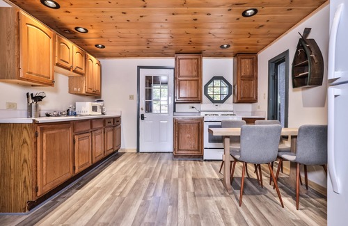 Arbor Vitae Cabine | Cozy Year Round Lakefront Cabin- Family & Dog friendly- Private Dock