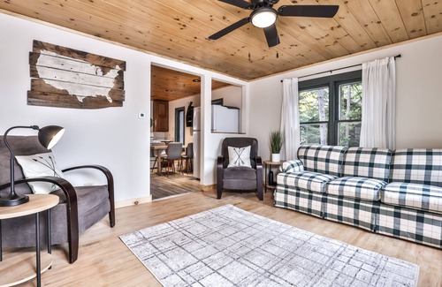 Arbor Vitae Cabine | Cozy Year Round Lakefront Cabin- Family & Dog friendly- Private Dock