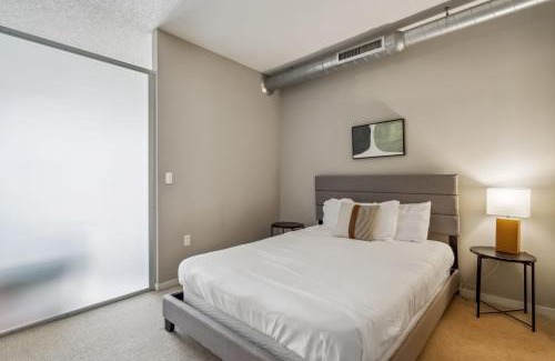 Mill District Appartement | CozySuites 2BR Mill District with pool, gym #02
