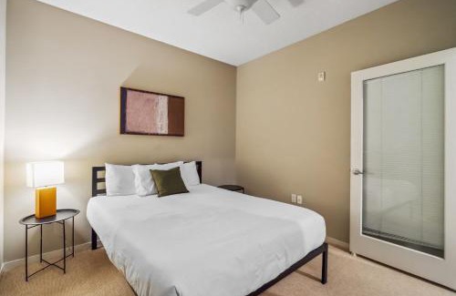 Mill District Appartement | CozySuites 2BR Mill District with pool, gym #02
