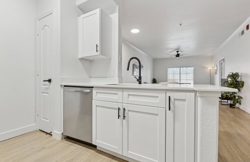 Chandler Appartement | CozySuites Chandler 2BR with 2 pools + Jacuzzi! 11