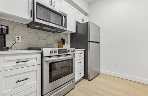 Chandler Appartement | CozySuites Chandler 2BR with 2 pools + Jacuzzi! 11