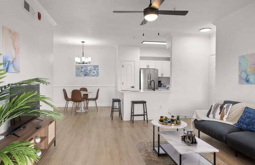 Chandler Appartement | CozySuites Chandler with 2 pools, jacuzzi, arcade! 04