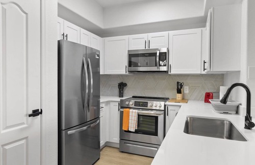 Chandler Appartement | CozySuites Chandler with 2 pools, jacuzzi, arcade! 04