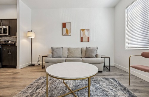 Glendale Sports and Entertainment District Appartement | CozySuites Glendale by the stadium with pool! 22