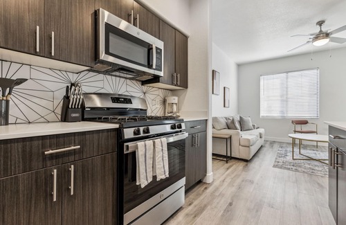Glendale Sports and Entertainment District Appartement | CozySuites Glendale by the stadium with pool! 22