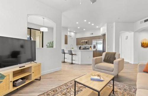 Glendale Sports and Entertainment District Appartement | CozySuites Glendale by the stadium with pool 16