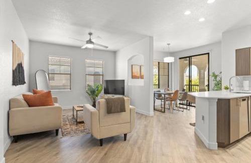 Glendale Sports and Entertainment District Appartement | CozySuites Glendale by the stadium with pool 16