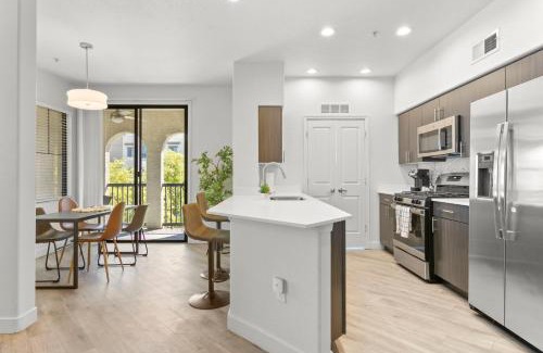 Glendale Sports and Entertainment District Appartement | CozySuites Glendale by the stadium with pool 16