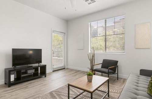 Glendale Sports and Entertainment District Appartement | CozySuites Glendale by the stadium with pool 14