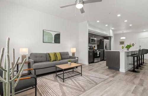 Glendale Sports and Entertainment District Appartement | CozySuites Glendale by the stadium with pool 14