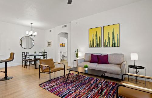 Glendale Sports and Entertainment District Appartement | CozySuites Glendale by the stadium with pool 15