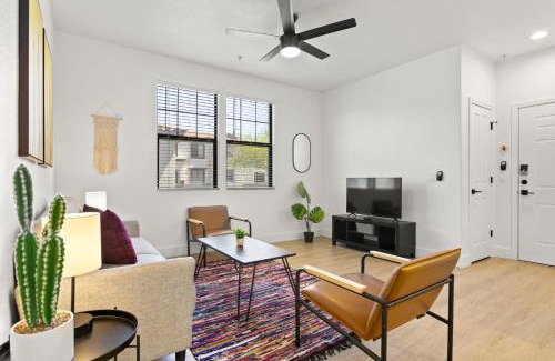 Glendale Sports and Entertainment District Appartement | CozySuites Glendale by the stadium with pool 15