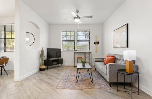 Glendale Sports and Entertainment District Appartement | CozySuites Glendale by the stadium with pool 17