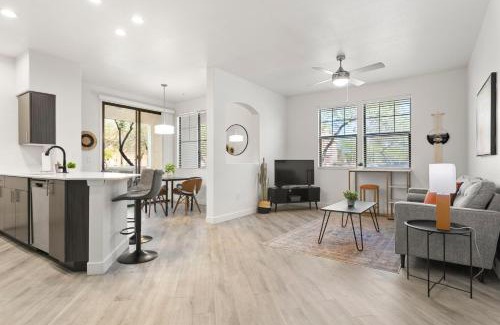 Glendale Sports and Entertainment District Appartement | CozySuites Glendale by the stadium with pool 17