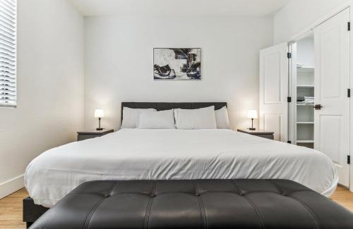 Glendale Sports and Entertainment District Appartement | CozySuites Glendale by the stadium with pool 21