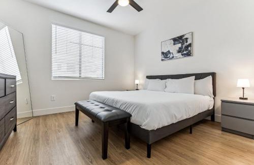 Glendale Sports and Entertainment District Appartement | CozySuites Glendale by the stadium with pool 21