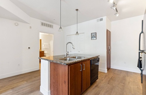 Glendale Sports and Entertainment District Appartement | CozySuites Glendale - Westgate with pool! 12