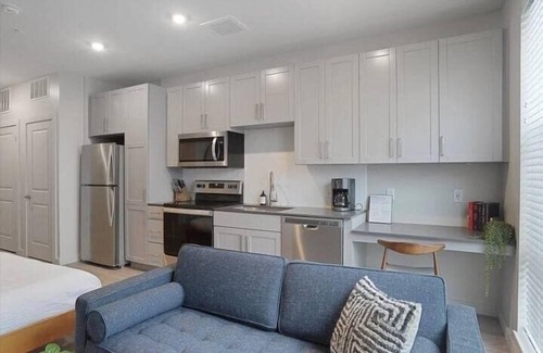 Lower Lawrenceville Appartement | CozySuites l Spacious SDO, Lawrenceville