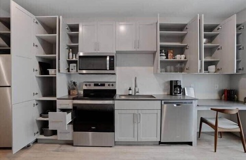 Lower Lawrenceville Appartement | CozySuites l Spacious SDO, Lawrenceville