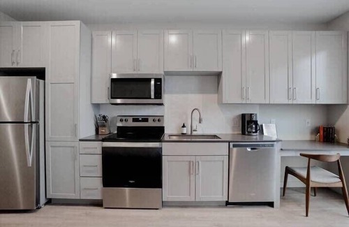 Lower Lawrenceville Appartement | CozySuites l Spacious SDO, Lawrenceville