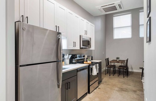 Downtown Cincinnati Appartement | CozySuites Modern 1BR | OTR District #04