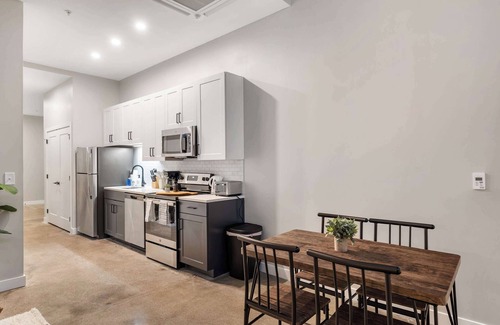 Downtown Cincinnati Appartement | CozySuites Modern 1BR | OTR District #04