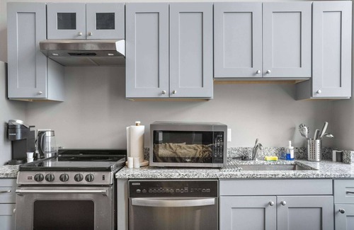 Cultural District Appartement | CozySuites Modern 1BR in Downtown Pitts #4