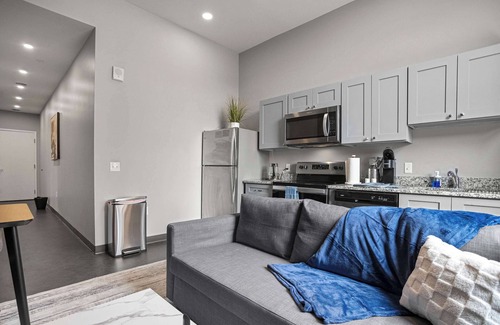 Cultural District Appartement | CozySuites Modern 1BR in Downtown Pitts 10