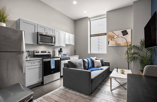 Cultural District Appartement | CozySuites Modern 1BR in Downtown Pitts 10