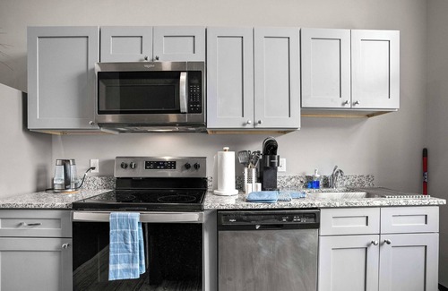 Cultural District Appartement | CozySuites Modern 1BR in Downtown Pitts 10