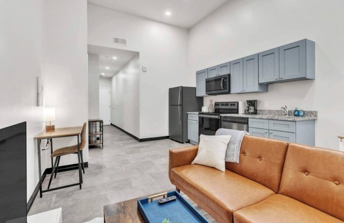 Cultural District Appartement | CozySuites Modern 1BR in Downtown Pitts #15
