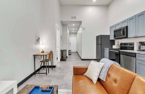 Cultural District Appartement | CozySuites Modern 1BR in Downtown Pitts #15