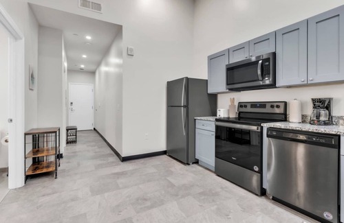 Cultural District Appartement | CozySuites Modern 1BR in Downtown Pitts #15