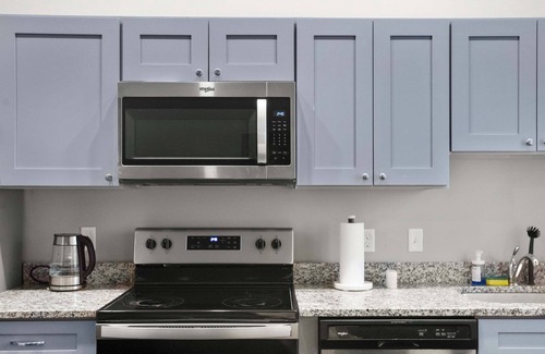 Strip District Appartement | CozySuites Modern 1BR in Downtown Pitts #3