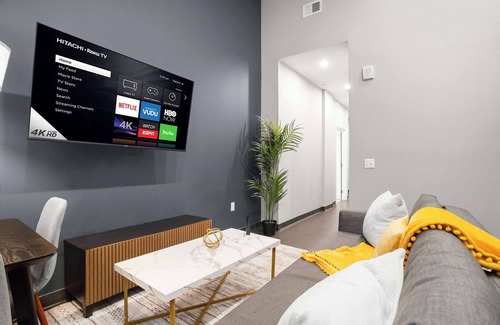 Strip District Appartement | CozySuites Modern 1BR in Downtown Pitts #3