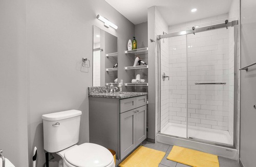 Strip District Appartement | CozySuites Modern 1BR in Downtown Pitts #3