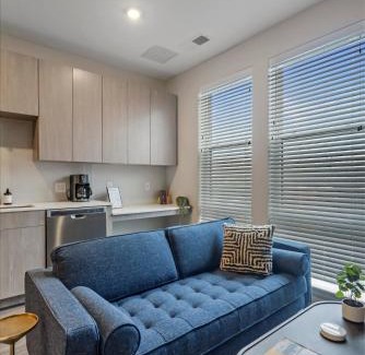 Lower Lawrenceville Appartement | CozySuites Modern SDO, Lawrenceville