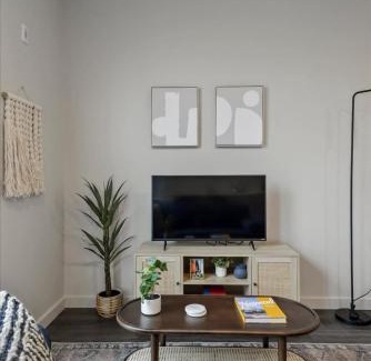 Lower Lawrenceville Appartement | CozySuites Modern SDO, Lawrenceville
